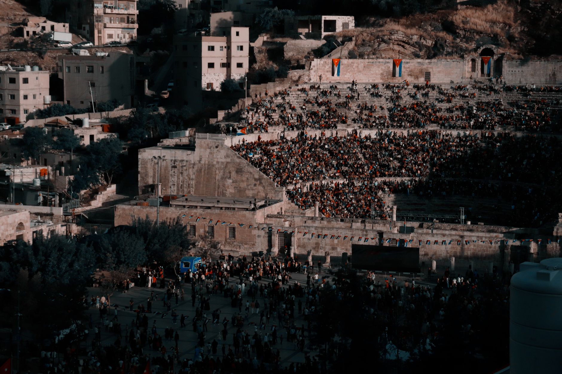 غرائب من التاريخ: أحداث غير مألوفة من الشرق الأوسط إلى العالم (500-2026)