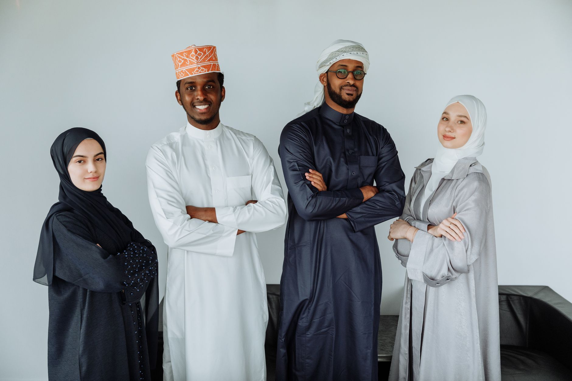 تحقق من الادعاءات الشائعة حول المجتمع العربي