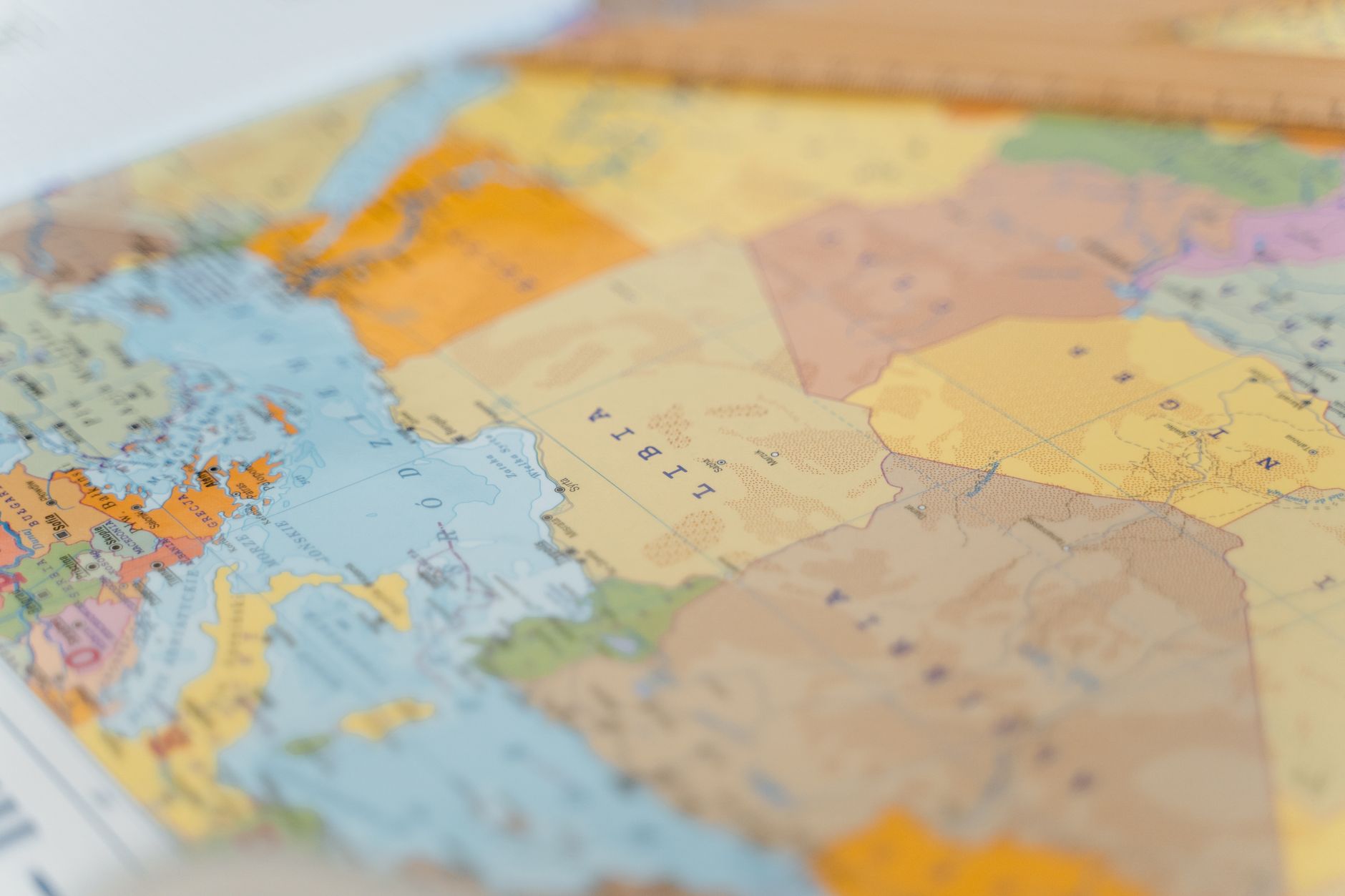 مقارنة توزيع احتياطيات النفط الخام المؤكدة في الشرق الأوسط وأفريقيا 2023