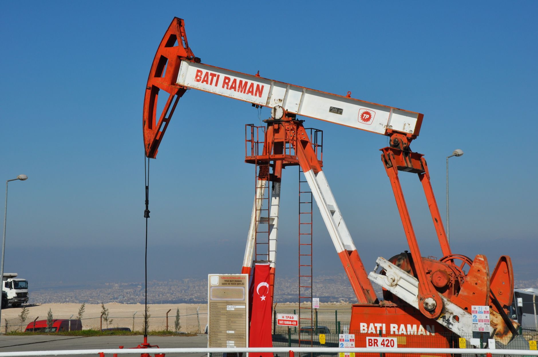 النفط يتراجع 0.40% وسط تحسن حركة هرمز