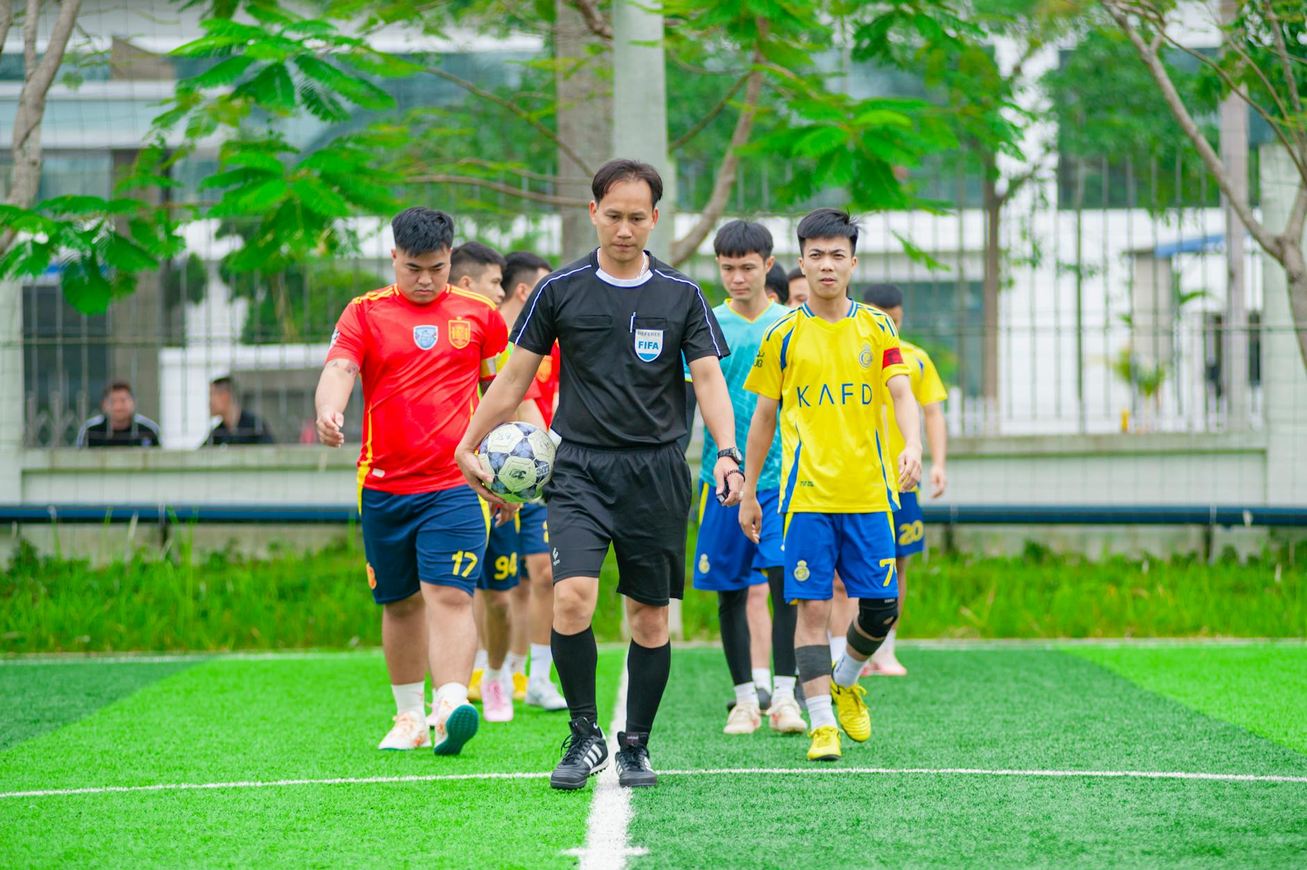 الفيفا تحذف حكماً من المونديال لفضيحة أفريقيا