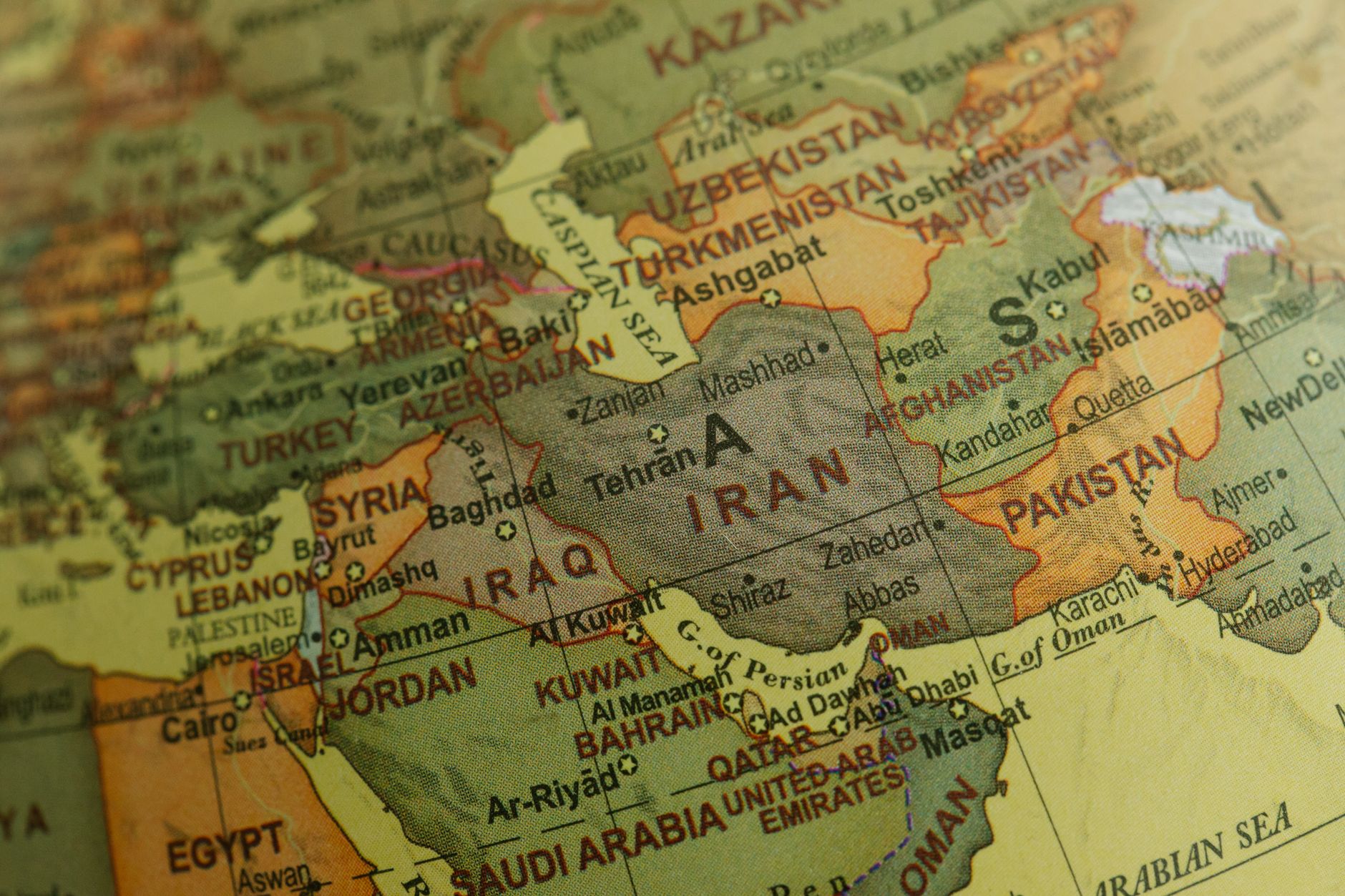 إيران تغلق مضيق هرمز بعد ضربات أمريكية