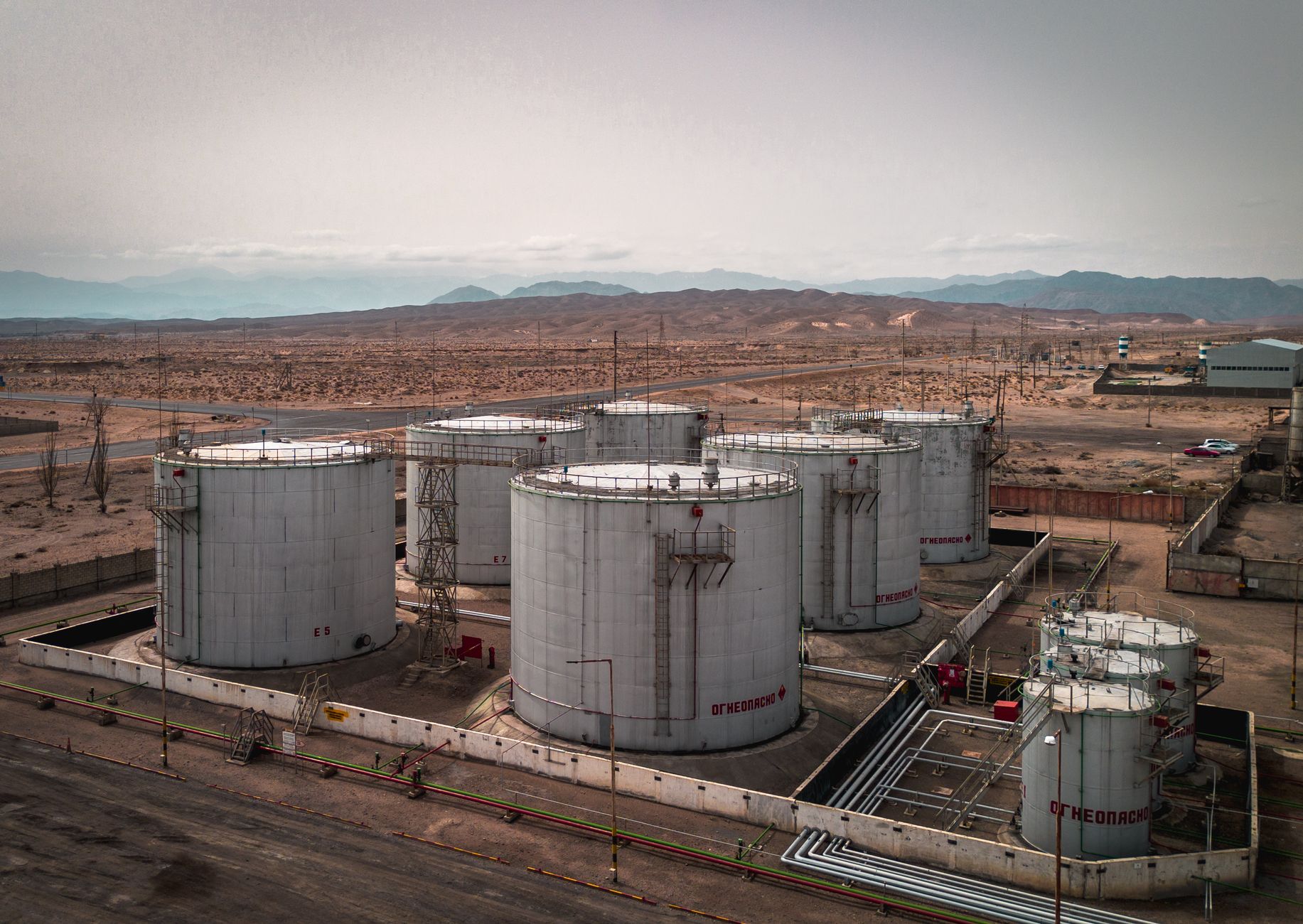 النفط يقفز 4.5% بعد ضربات الحرس الثوري بمضيق هرمز