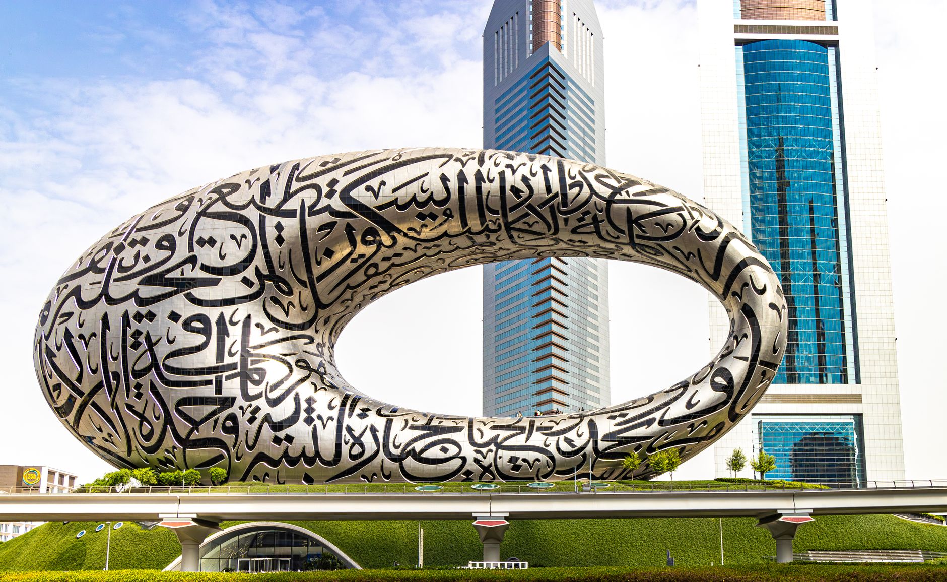 تاريخ المسرح العربي: من الجذور الأولى إلى العصر الرقمي