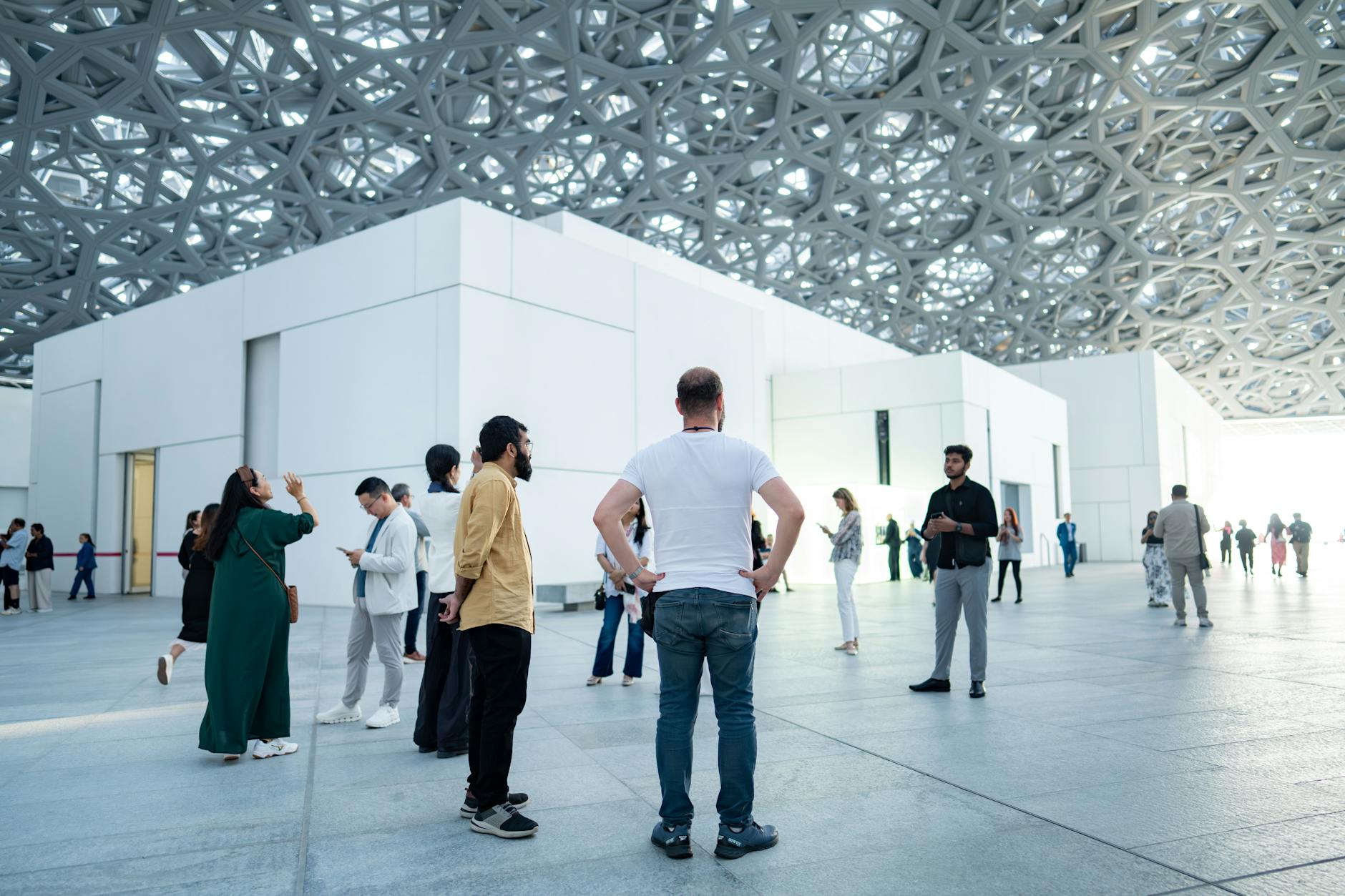 أبوظبي تأجل معرضها للكتاب خمسة أشهر