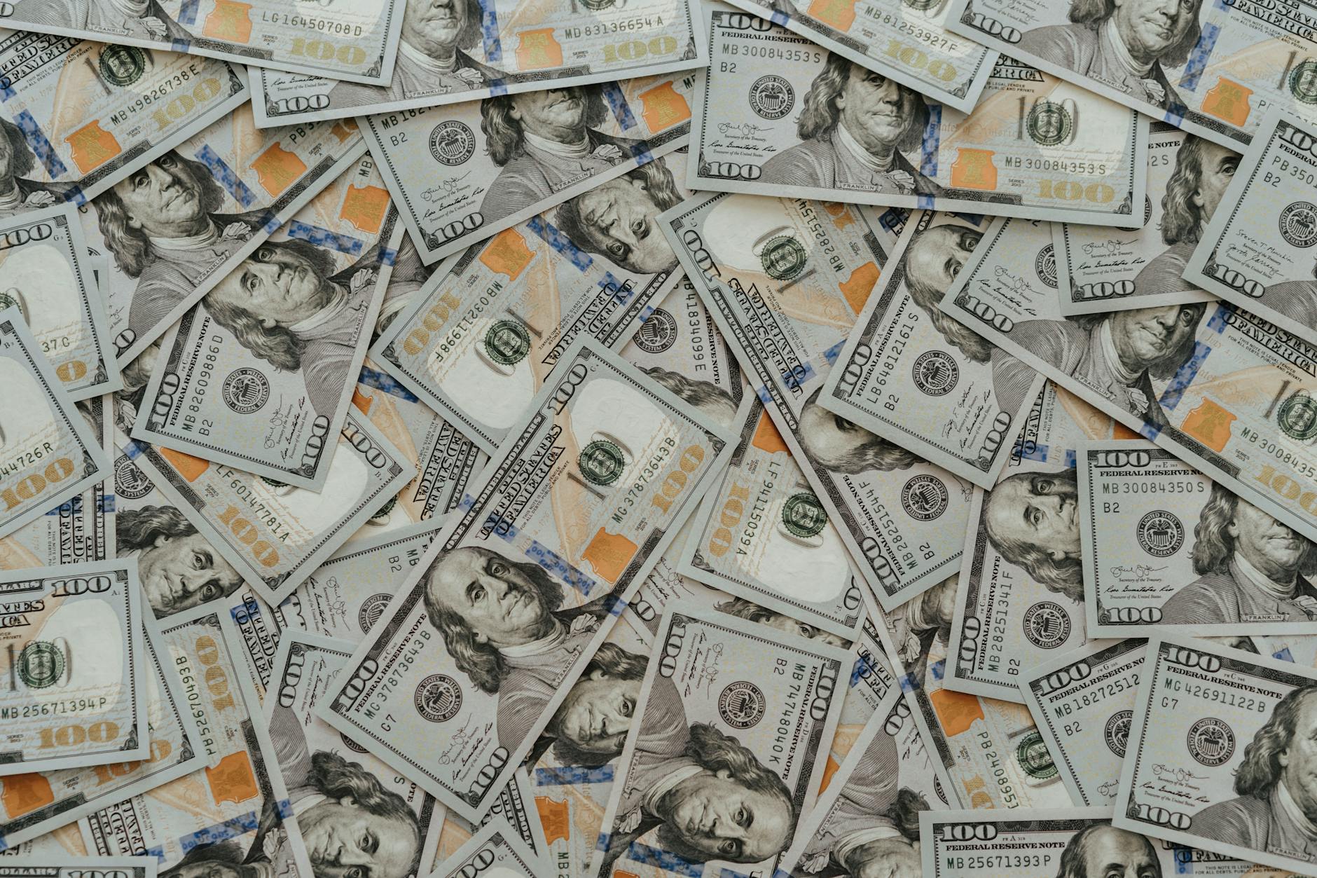 Anthropic تتفوق على OpenAI بـ 30 مليار دولار