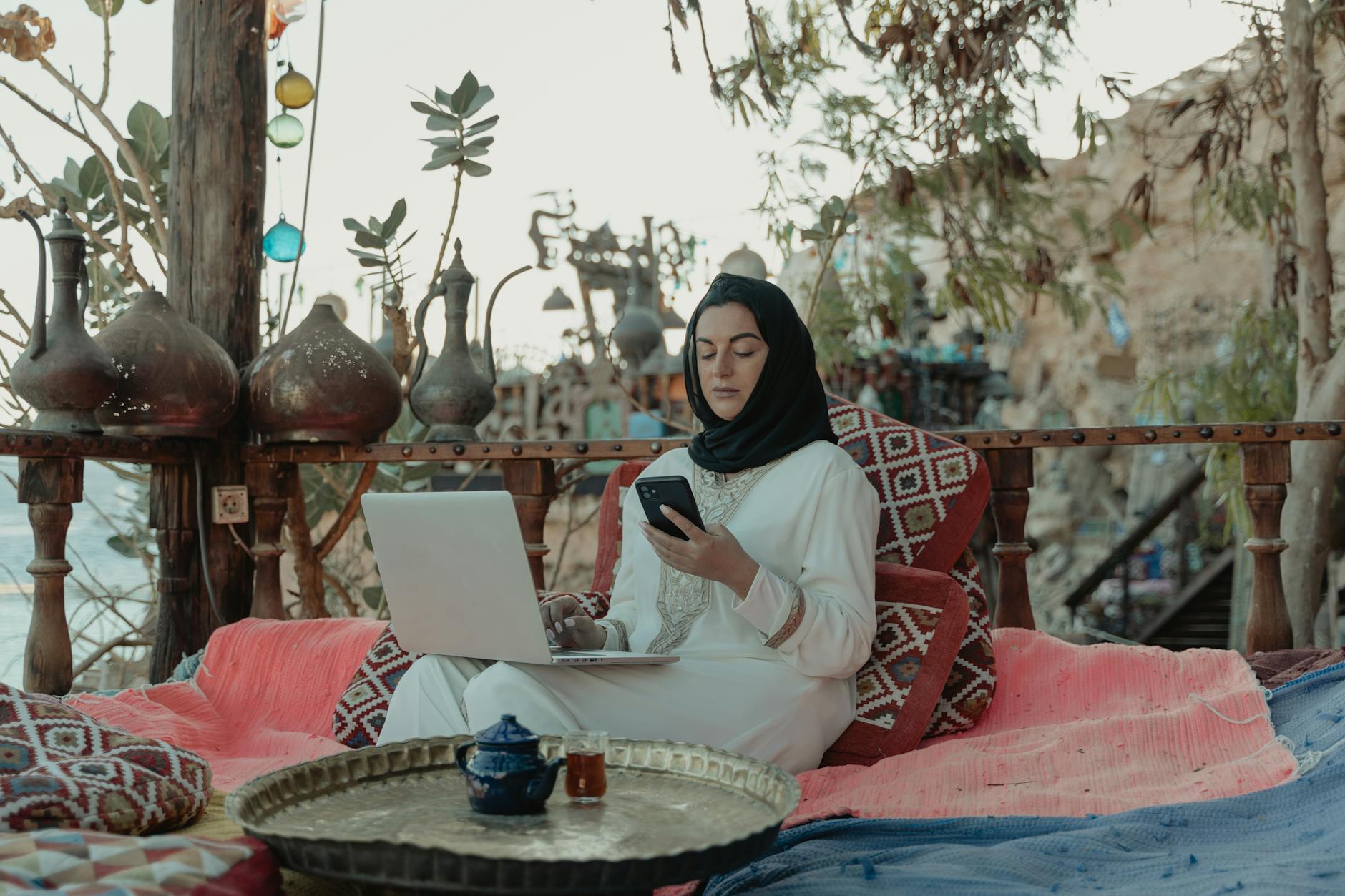 موجز: تأثير التكنولوجيا على التجمعات العائلية في المجتمعات العربية