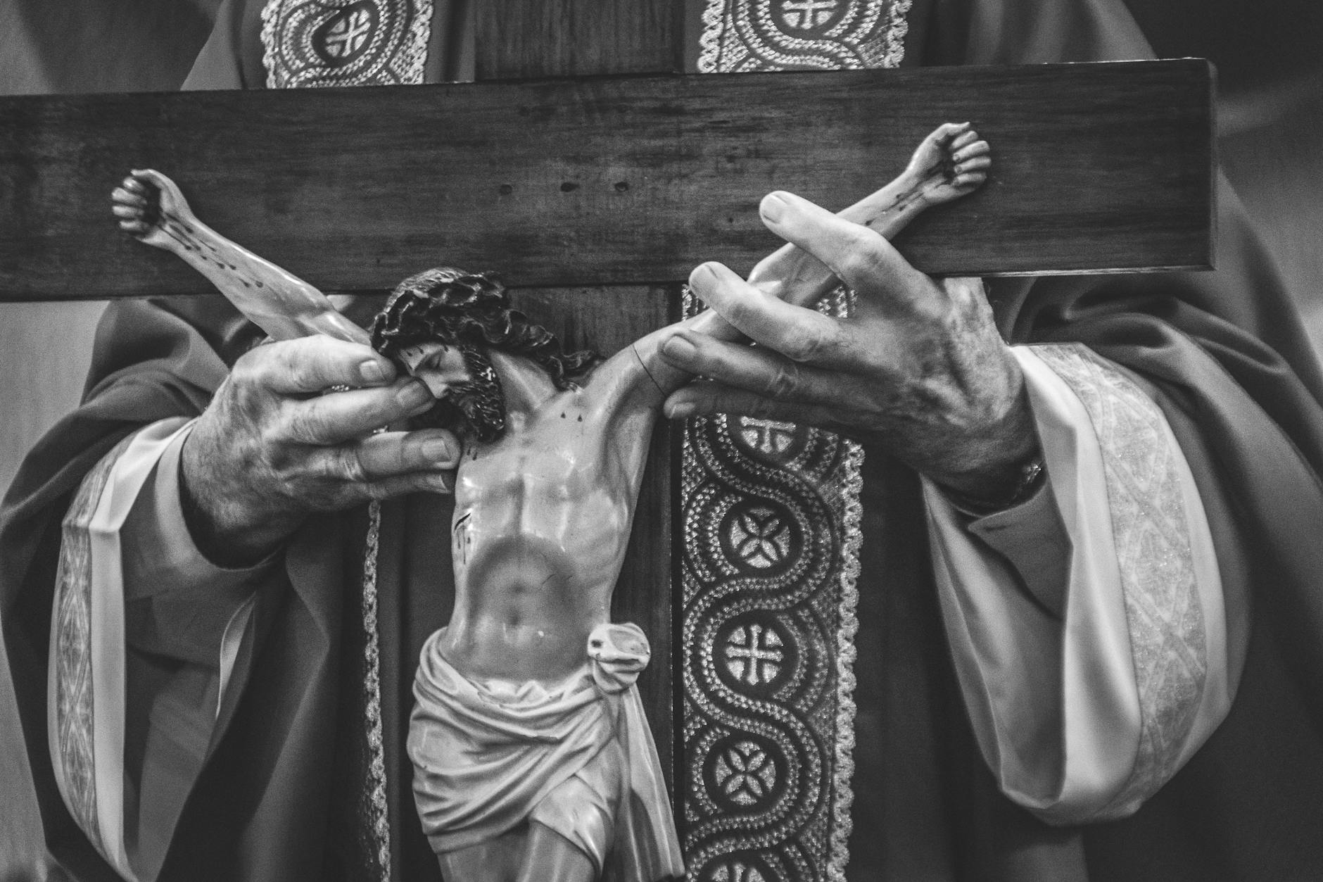 البابا يحمل الصليب إلى بلاد بلا كنائس